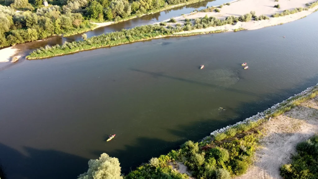 Kajaki płyną po rzece Dunajec